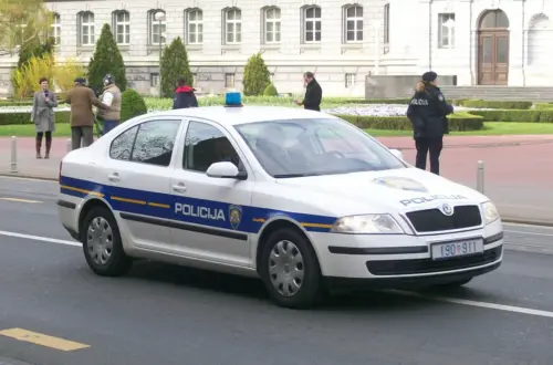 Hrvatski policijski automobil limuzinskog oblika.