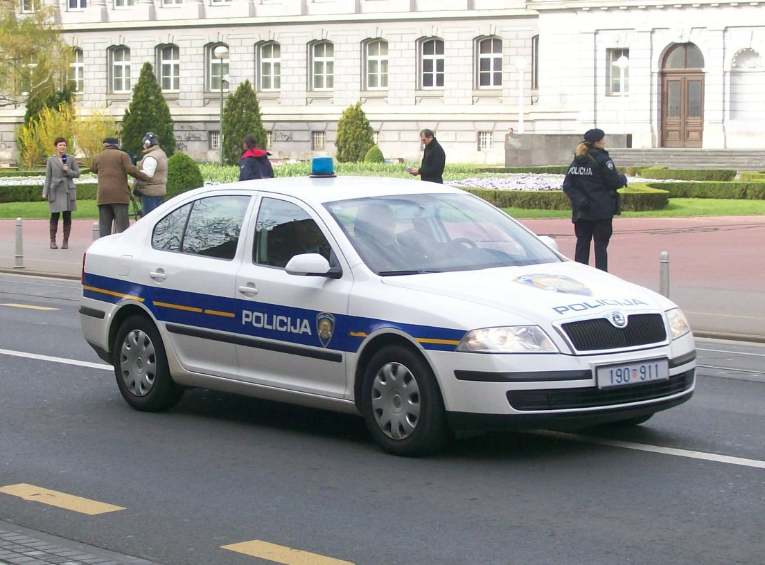 Hrvatski policijski automobil limuzinskog oblika.