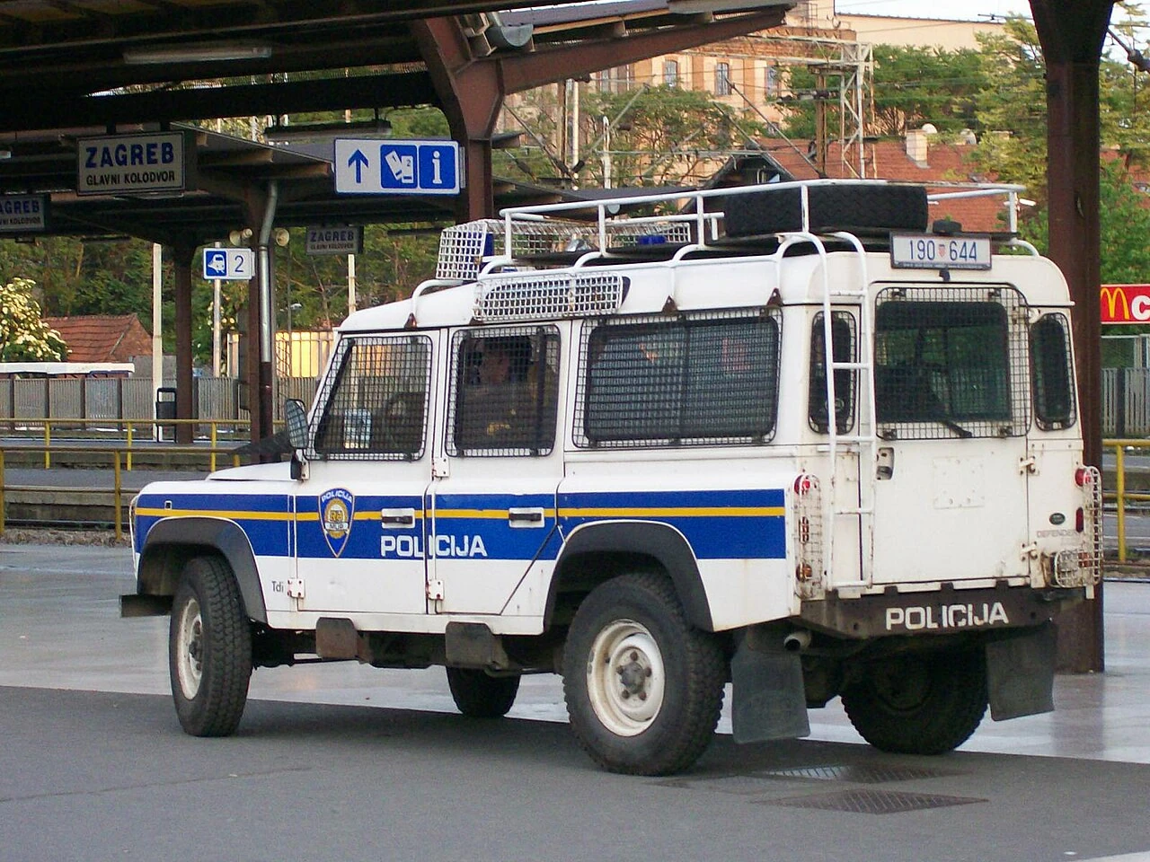 Hrvatsko oklopno policijsko vozilo.