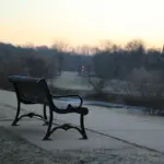 Prazna klupa u parku