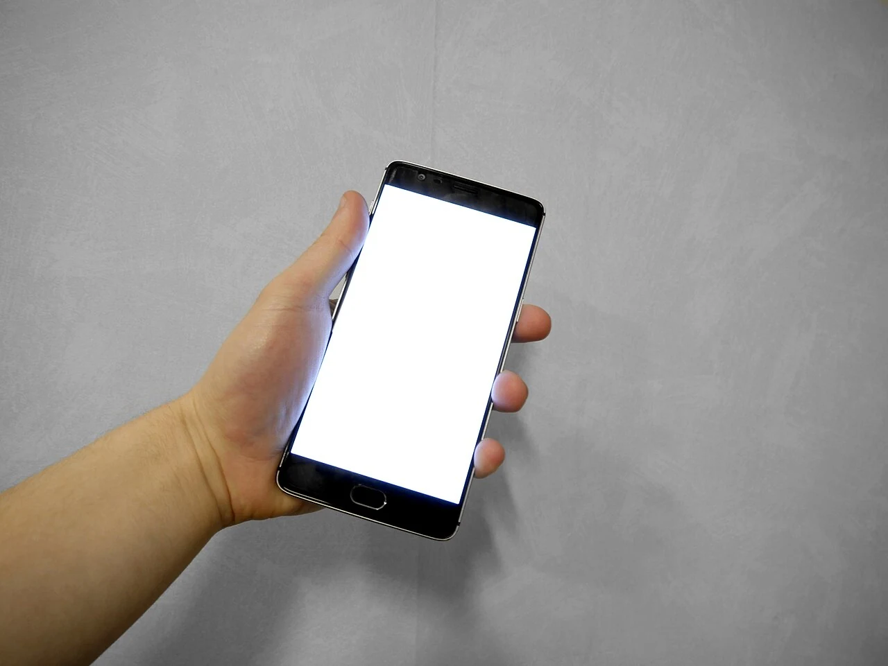 Pametni telefon s praznim zaslonom